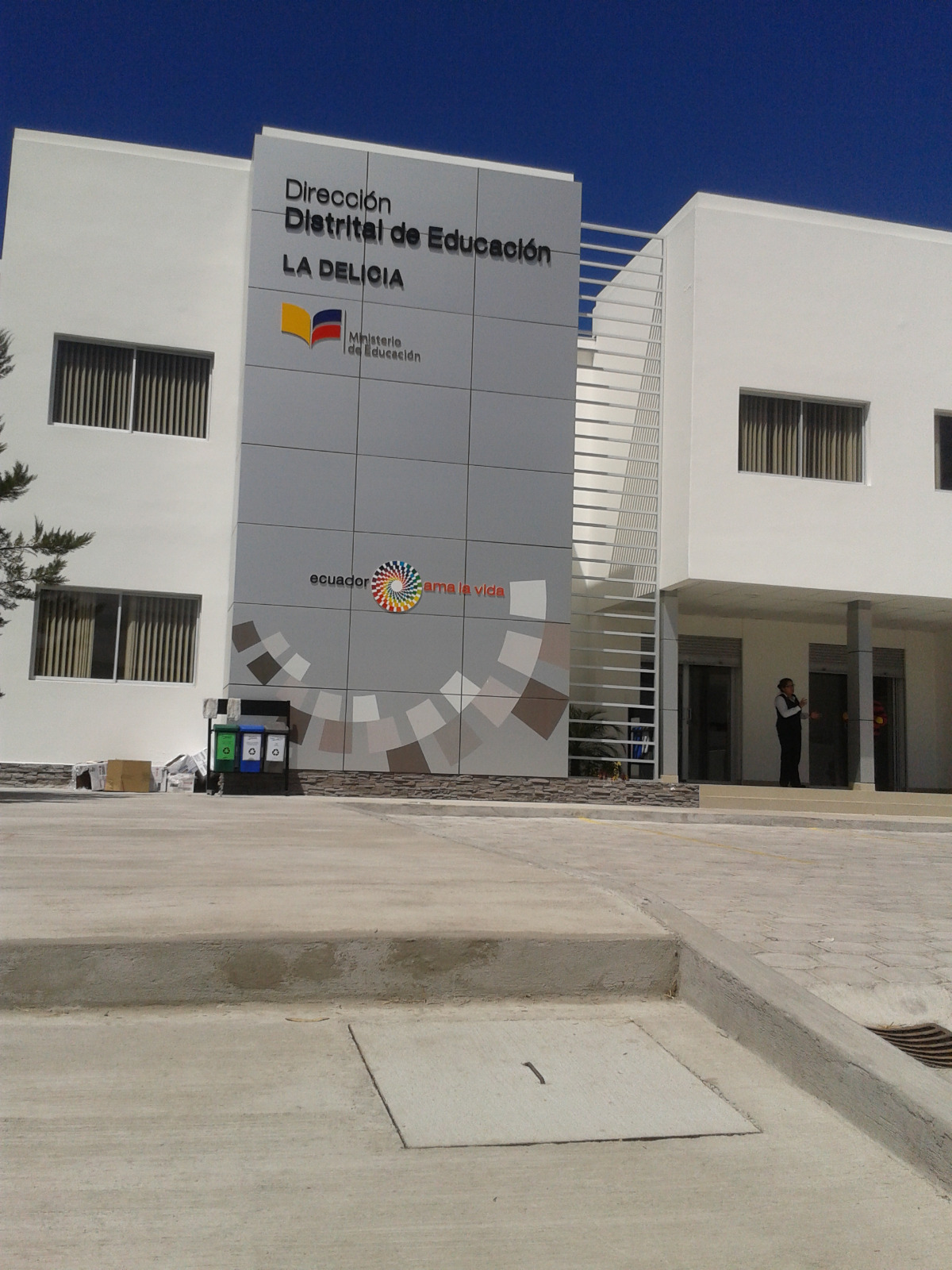 Fachada en ACM gris de la Dirección Distrital de Educación La Delicia