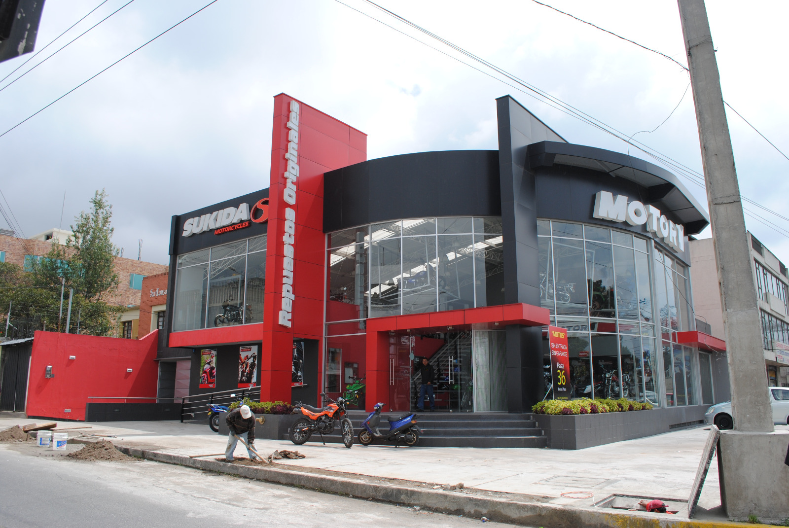 Edificio de Sukida y Motory con fachada en ACM rojo y negro