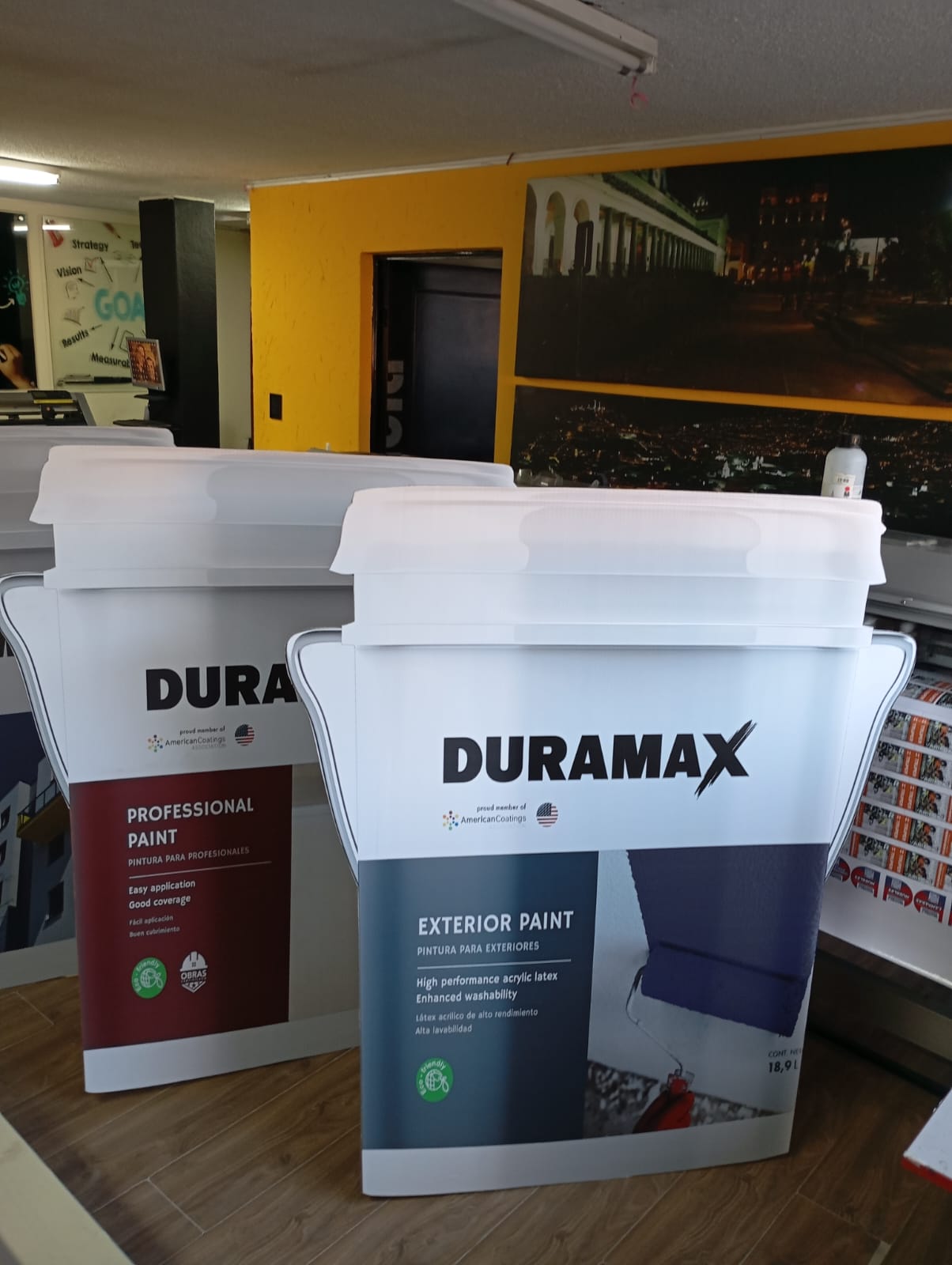 Galones gigantes de pintura Duramax en cartón impreso