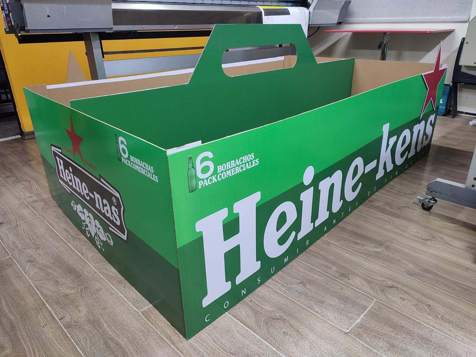 Caja gigante de cartón tipo six pack con gráfica Heineken