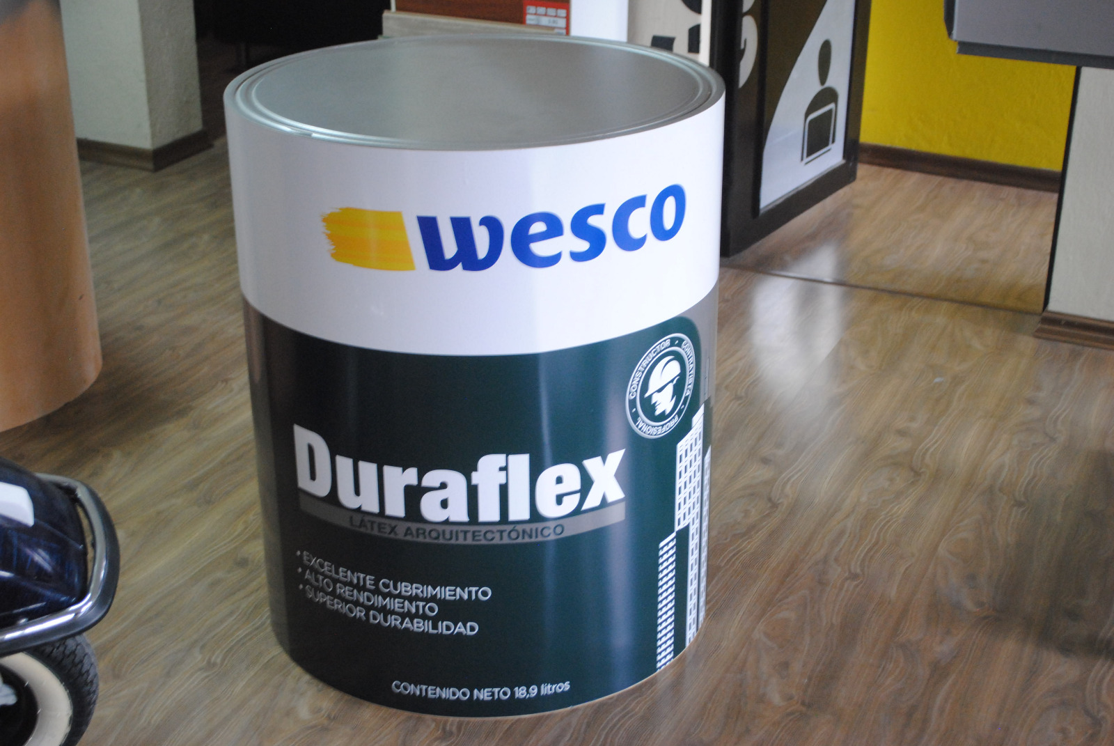 Caneca gigante de pintura Wesco Duraflex, réplica del envase de 18,9 litros