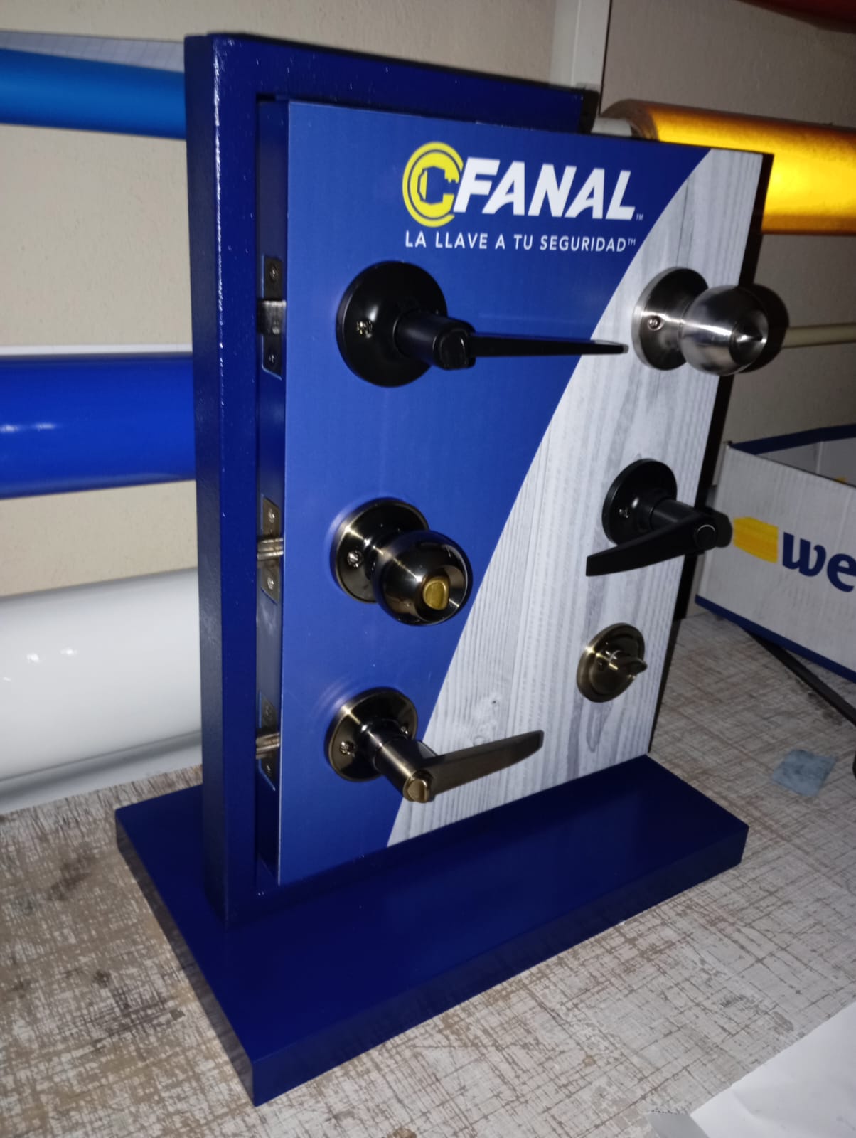 Exhibidor de mesa azul de cerraduras Fanal