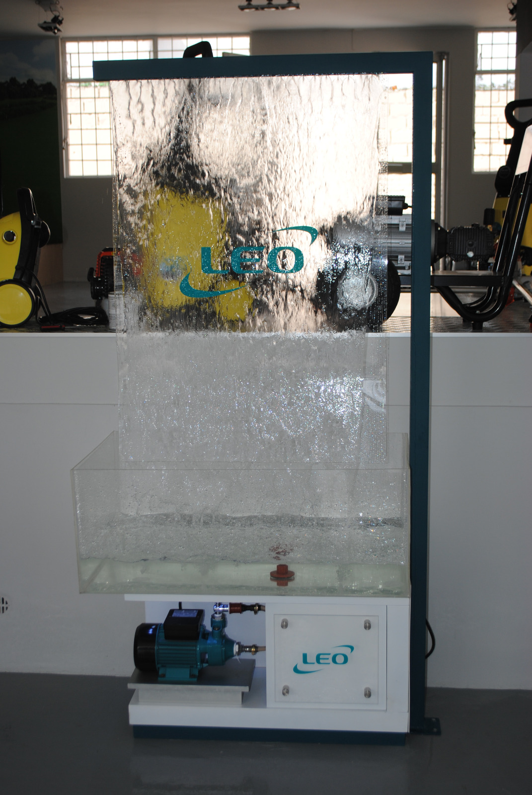 Exhibidor de cascada de agua de bombas LEO con la bomba a la vista en la base