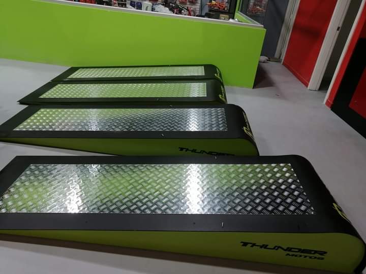 Rampas de exhibición para motos Thunder con piso de aluminio