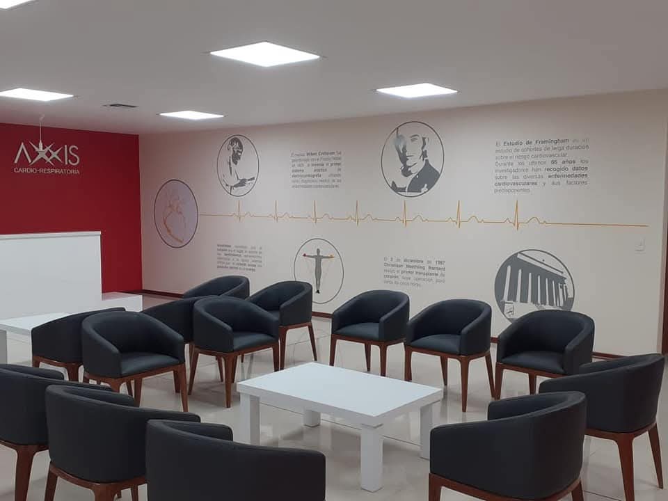 Fotomural con historia de la cardiología y línea de electrocardiograma en la sala de espera de Axxis