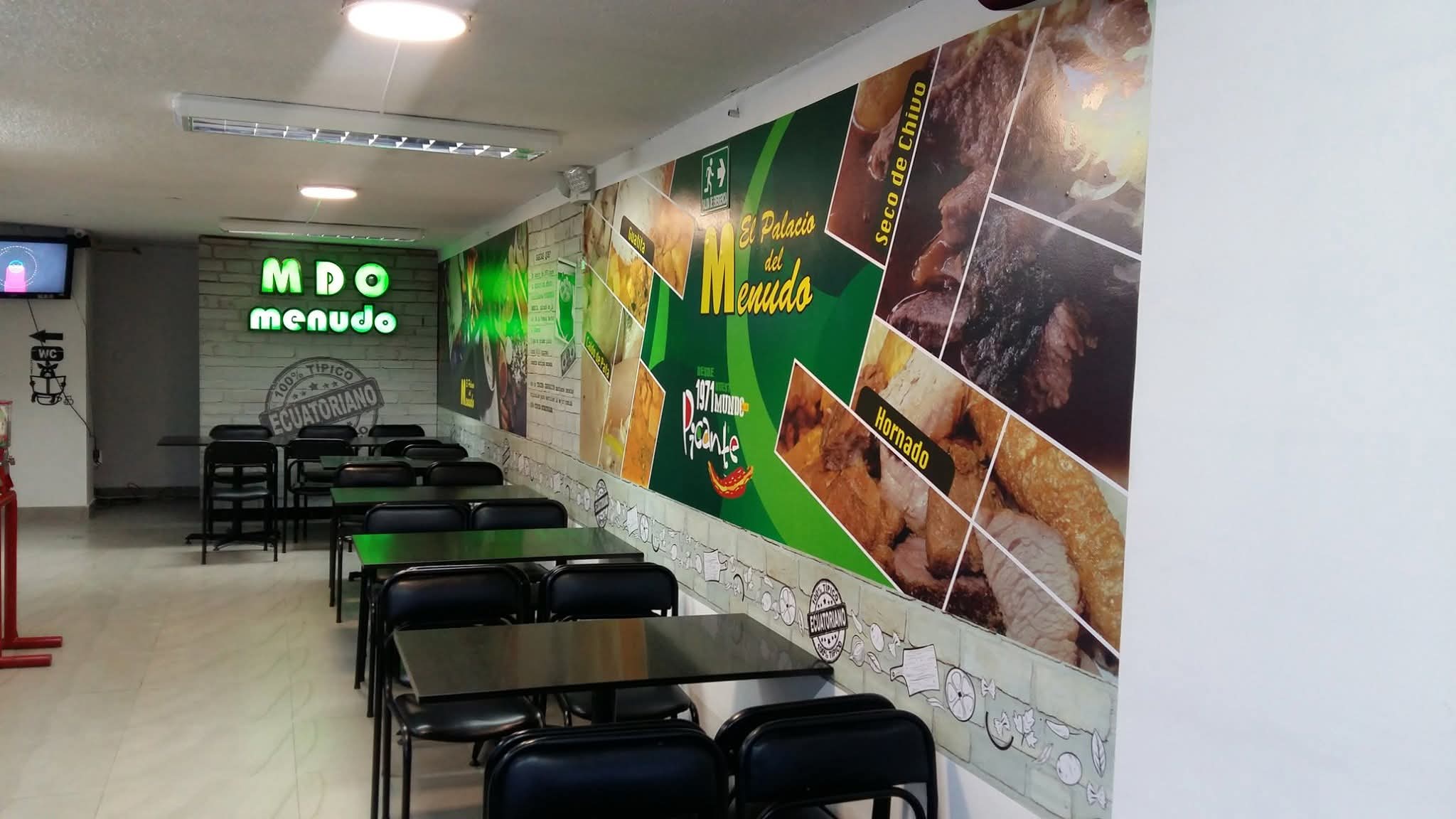 Fotomural de platos típicos a lo largo de la pared del restaurante El Palacio del Menudo