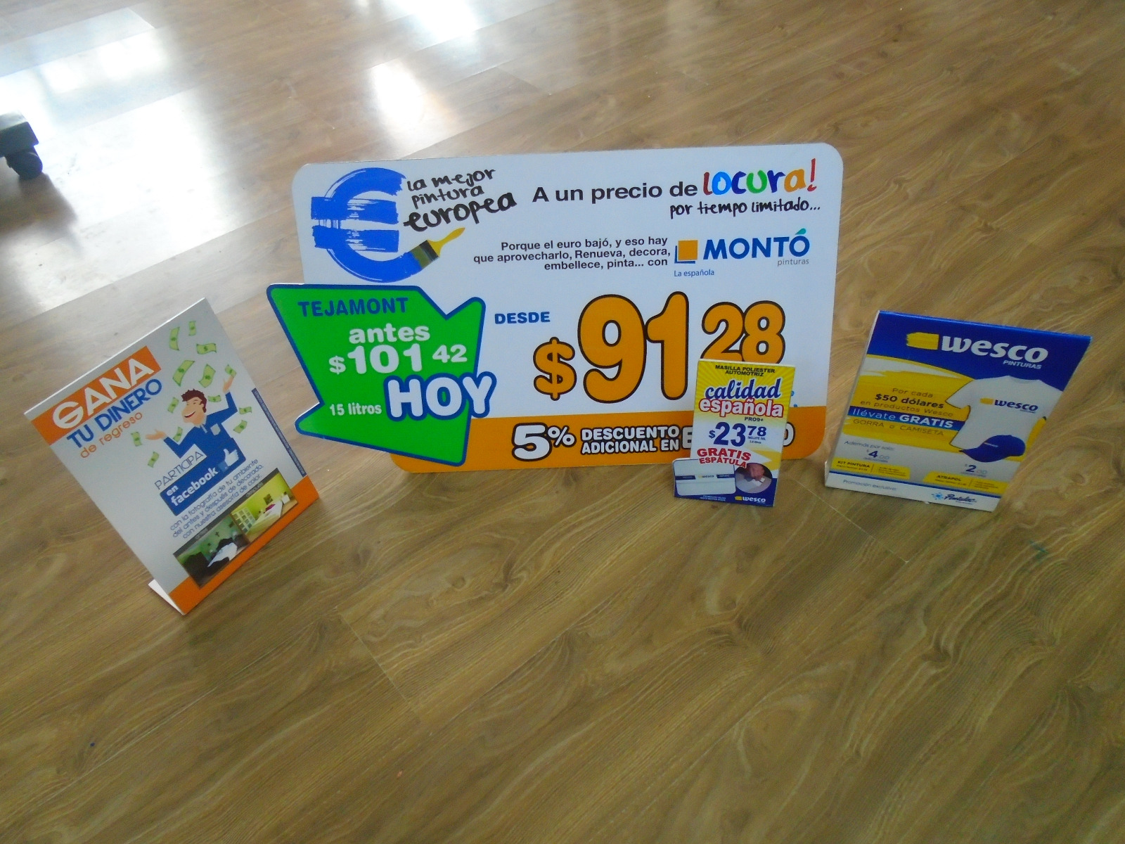 Habladores de mesa y piso para punto de venta: promociones de pinturas Montó y Wesco