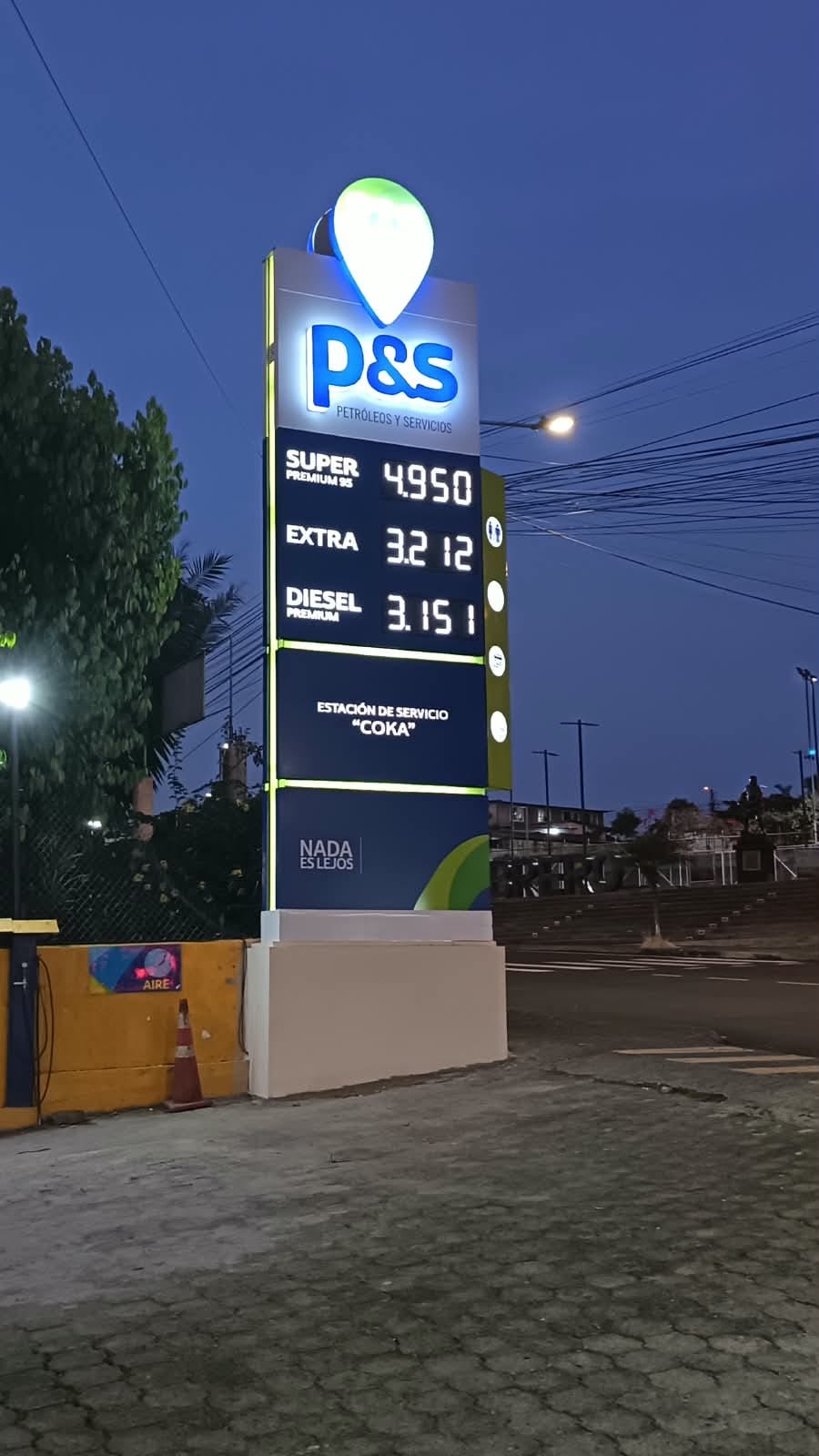 Monolito iluminado de la gasolinera P&S de noche, con los precios de combustible en LED