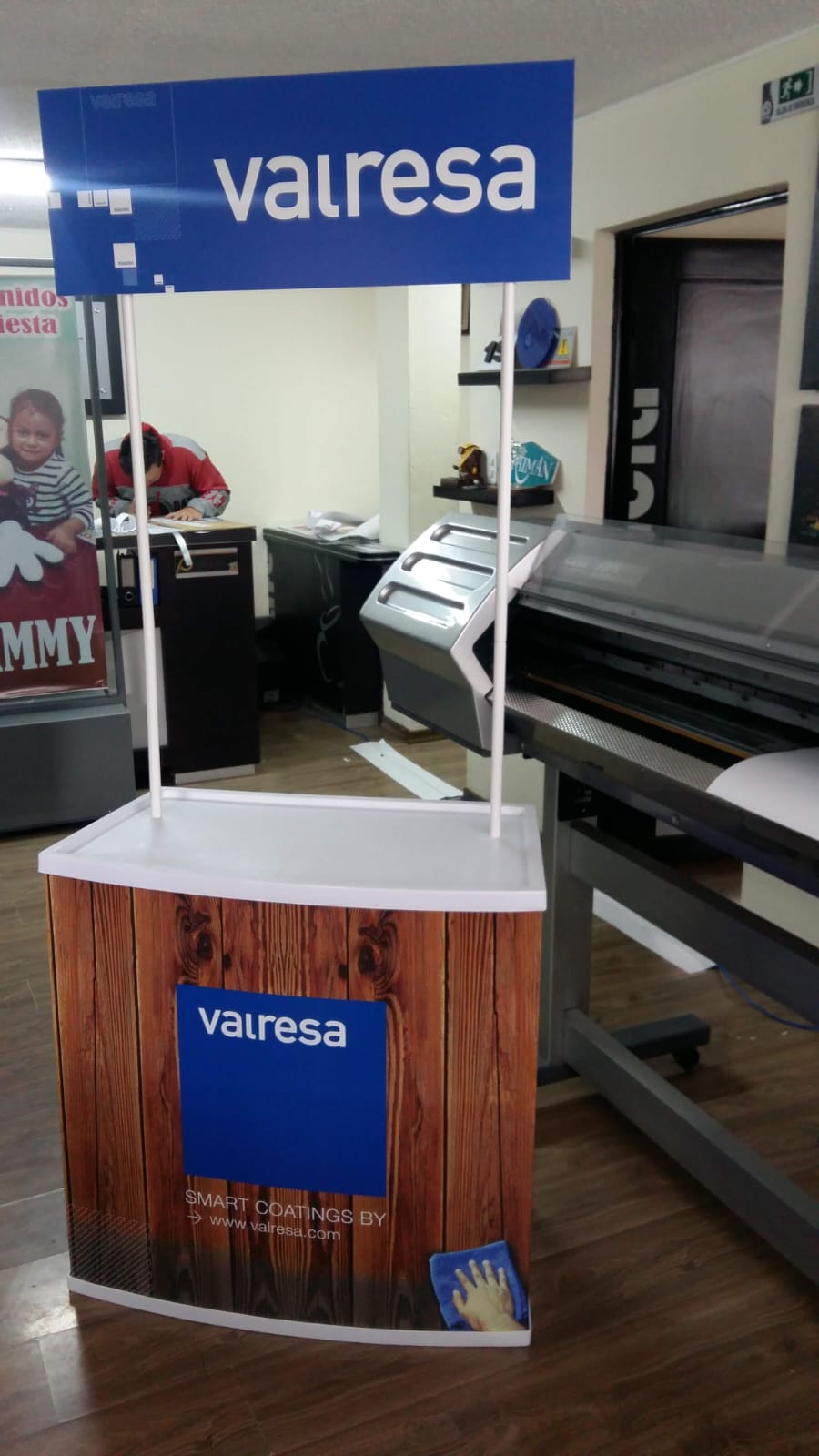 Counter promocional de Valresa con frente de madera y letrero azul arriba