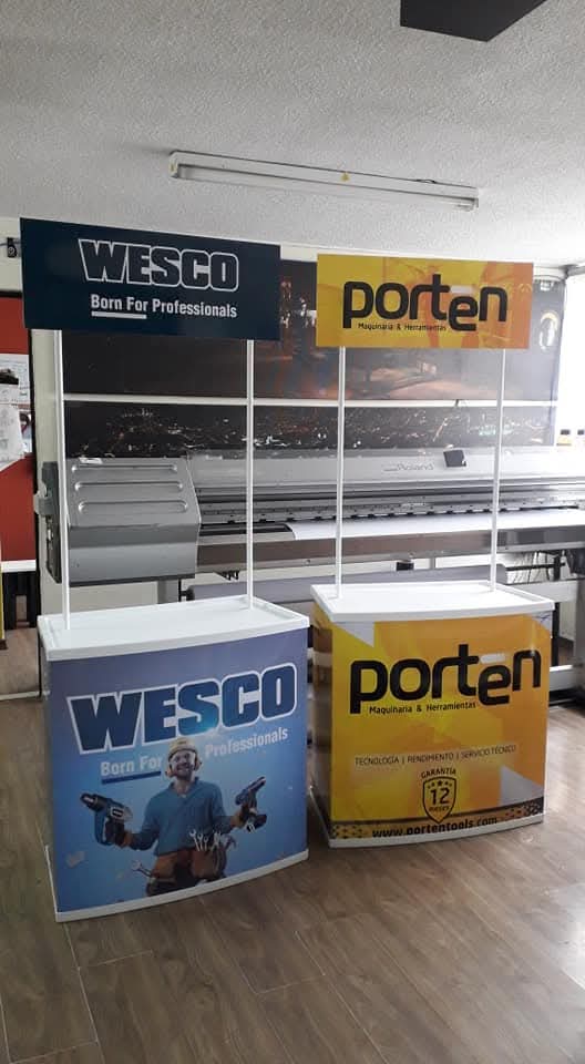 Counters promocionales de WESCO y Porten con su letrero arriba