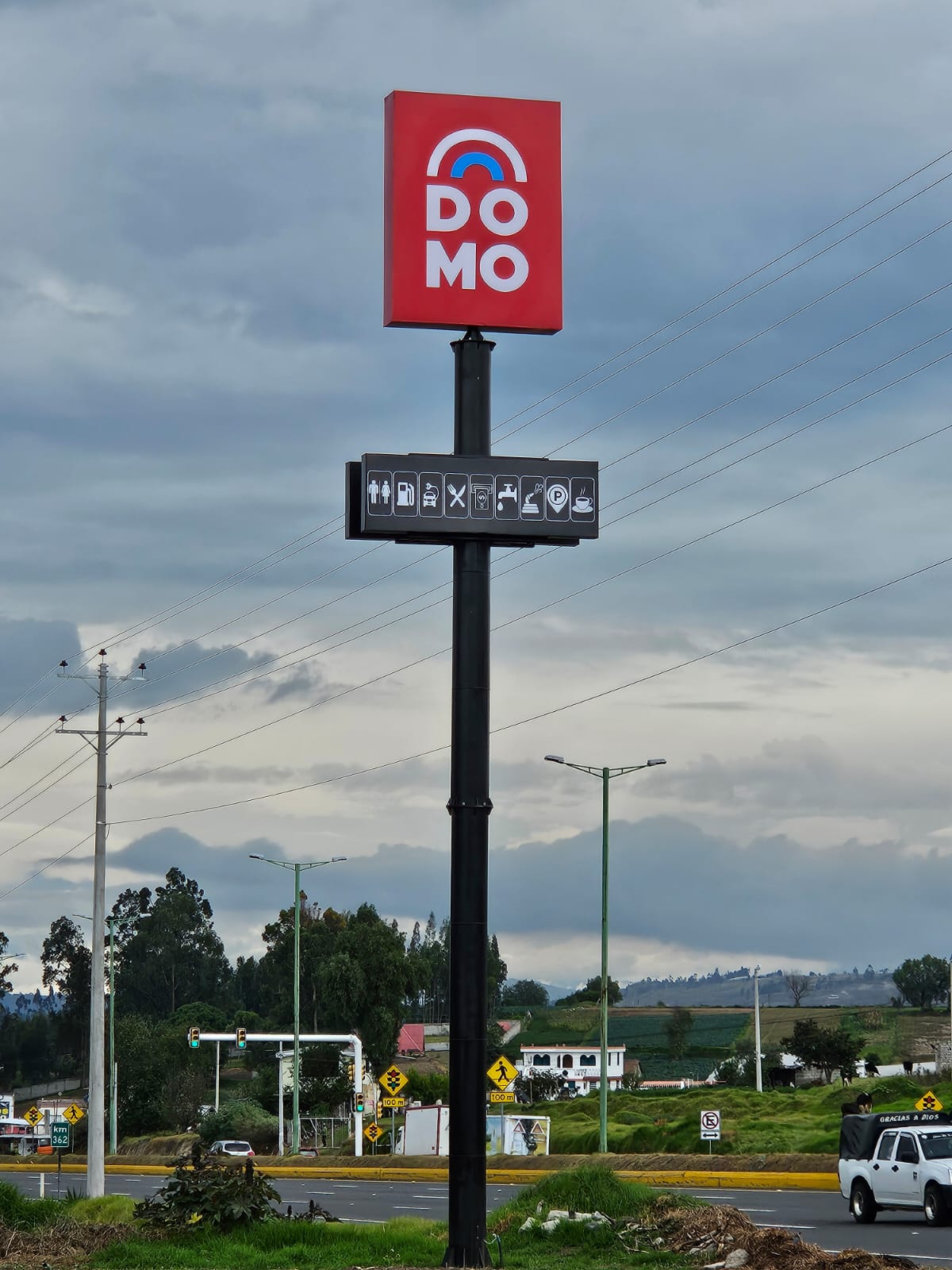 Valla publicitaria de DOMO junto a la carretera