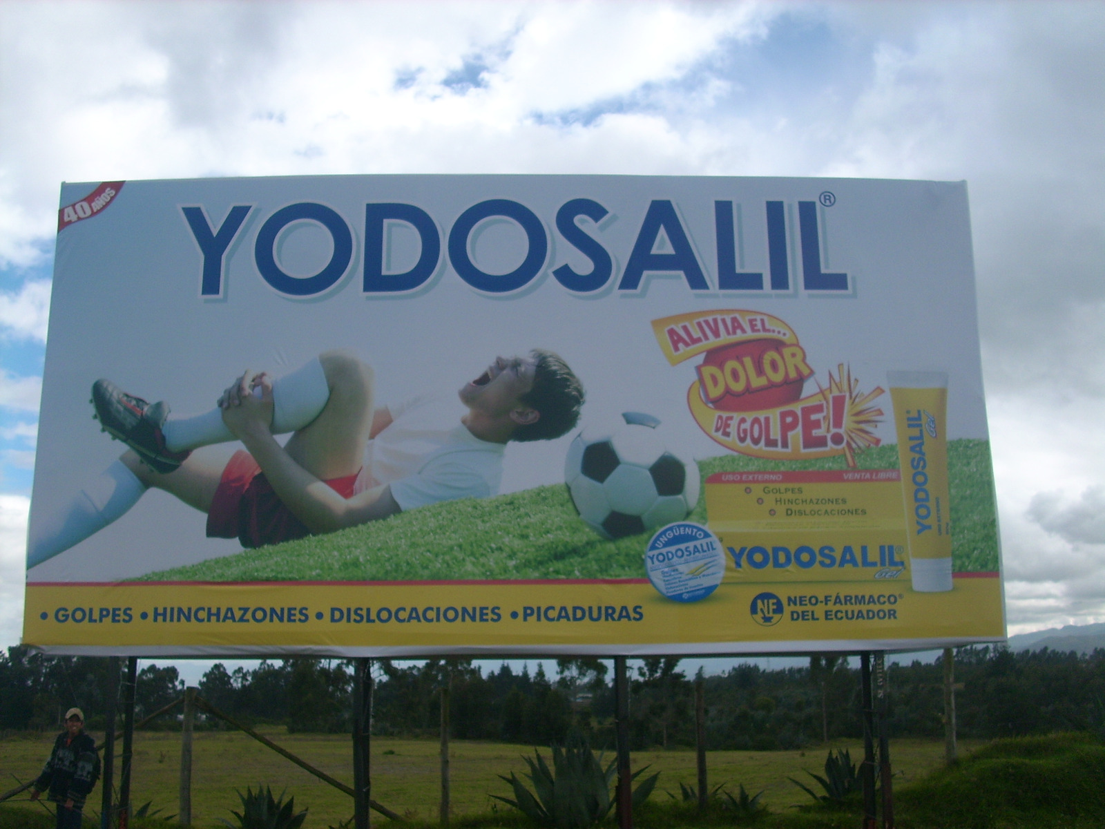 Valla de Yodosalil junto a la carretera, con un futbolista y el producto