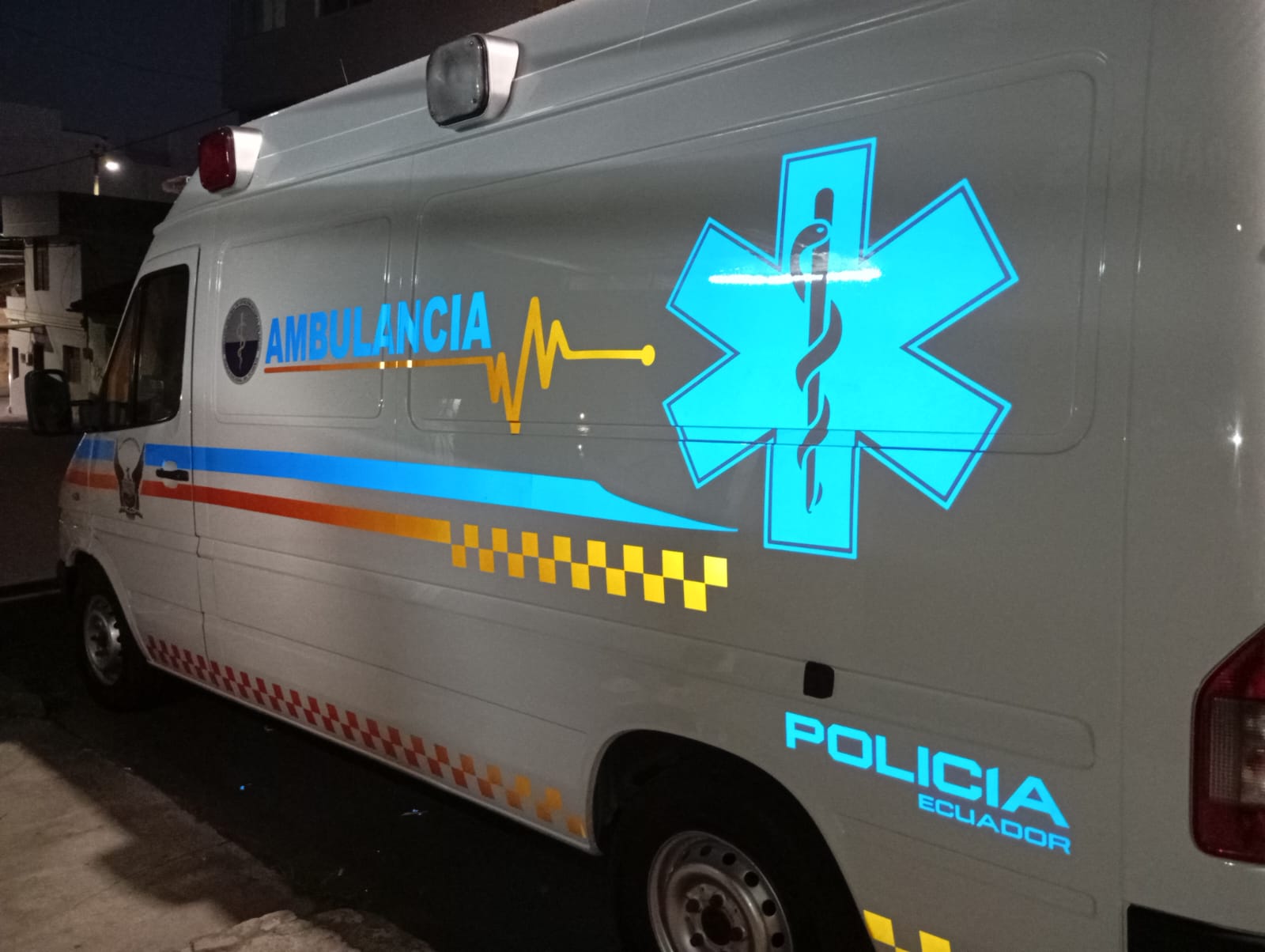 Ambulancia de la Policía del Ecuador con vinil reflectivo