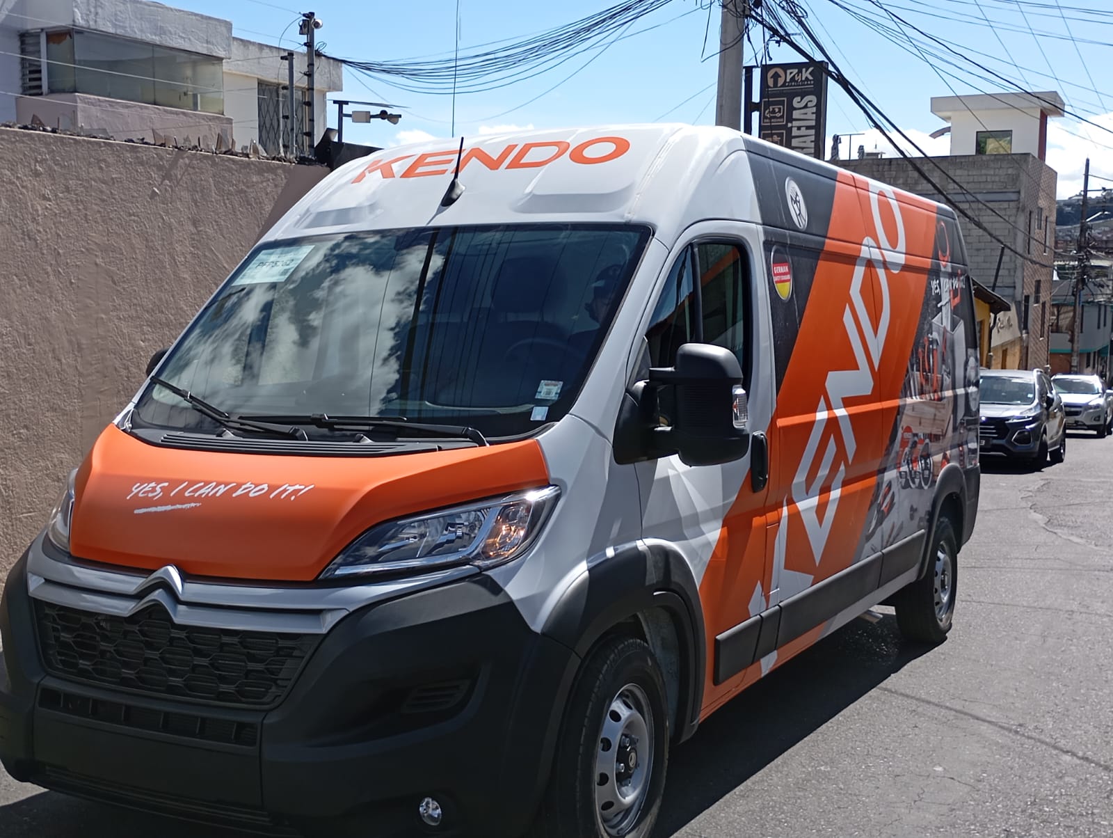 Furgoneta Citroën con rotulación completa naranja, gris y blanca de Kendo