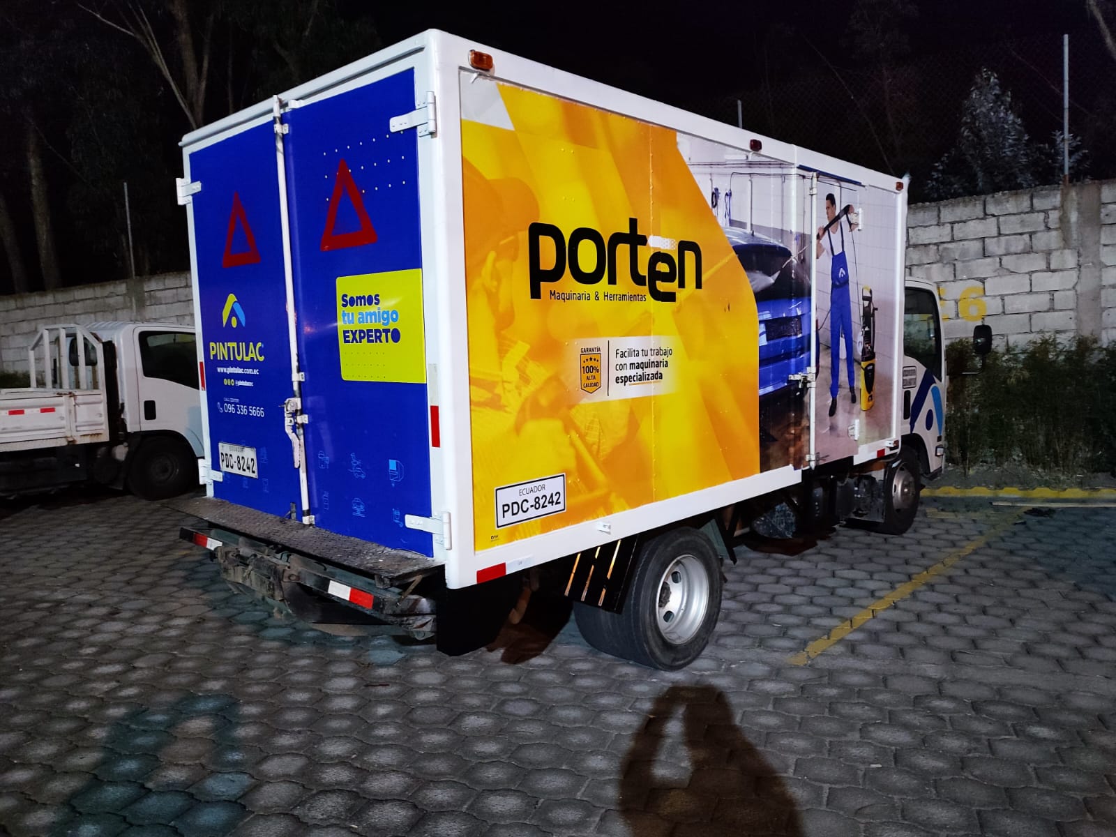 Camión de reparto con gráfica de Porten en el costado y Pintulac en las puertas